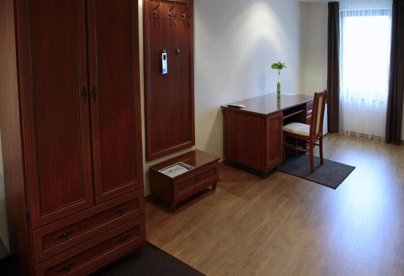 Отель Brill Orosháza