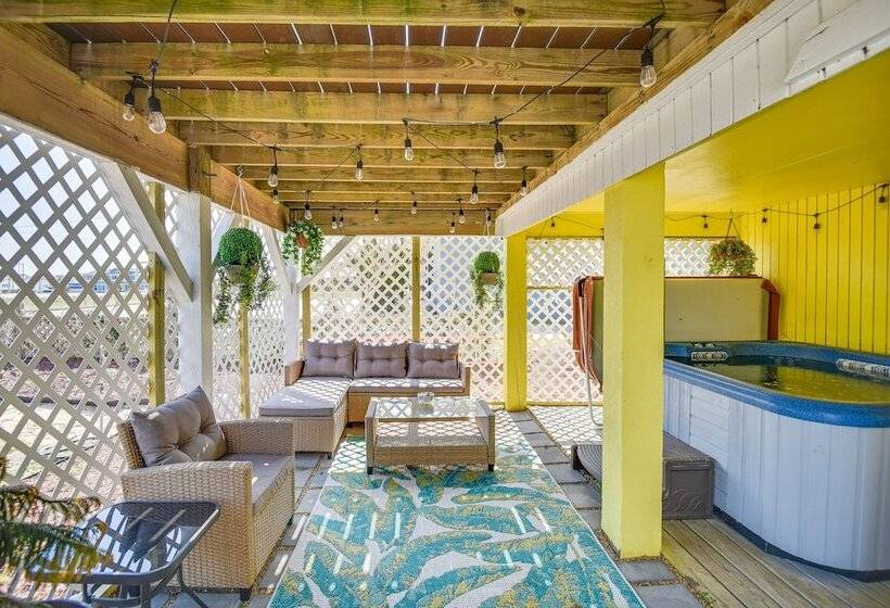 Bright Kitty Hawk Home W/ Hot Tub, Walk To Beach!