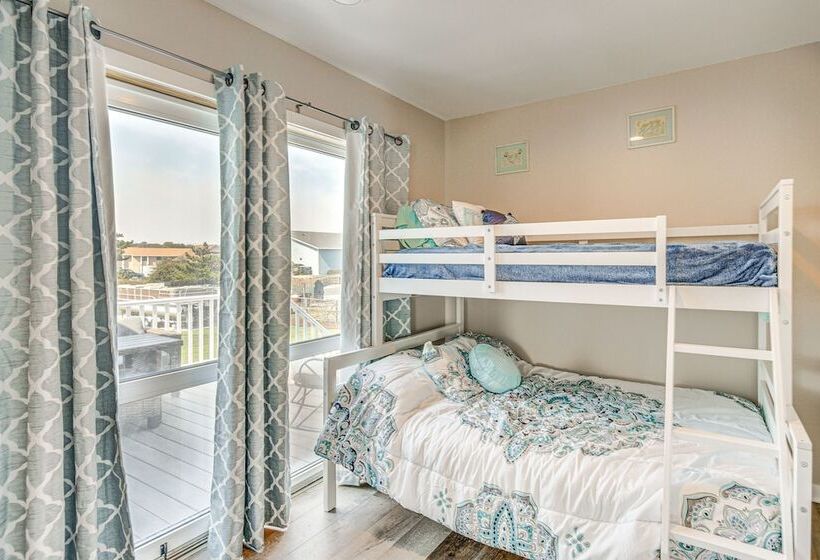 Bright Kitty Hawk Home W/ Hot Tub, Walk To Beach!