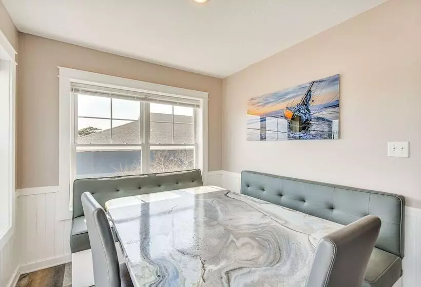 Bright Kitty Hawk Home W/ Hot Tub, Walk To Beach!