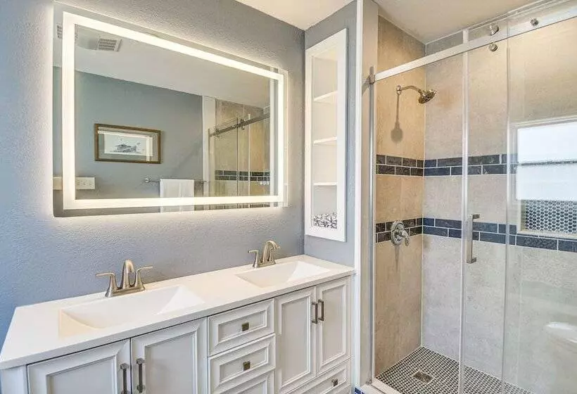 Bright Kitty Hawk Home W/ Hot Tub, Walk To Beach!