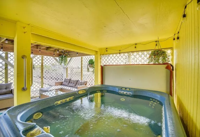 Bright Kitty Hawk Home W/ Hot Tub, Walk To Beach!
