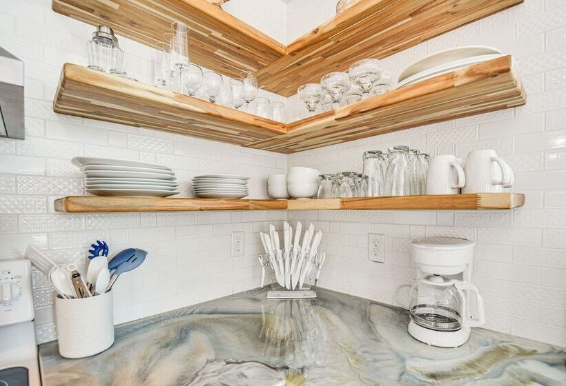 Bright Kitty Hawk Home W/ Hot Tub, Walk To Beach!