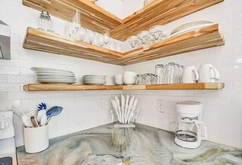 Bright Kitty Hawk Home W/ Hot Tub, Walk To Beach!