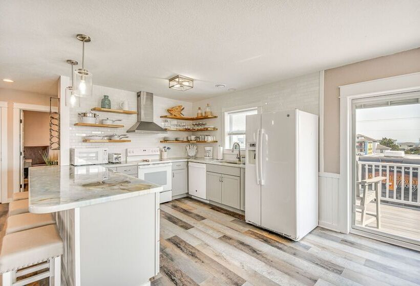 Bright Kitty Hawk Home W/ Hot Tub, Walk To Beach!