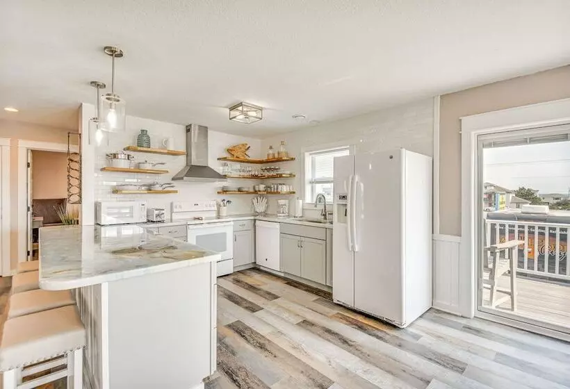 Bright Kitty Hawk Home W/ Hot Tub, Walk To Beach!
