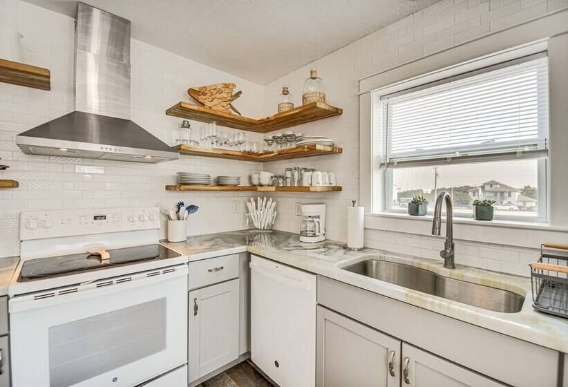 Bright Kitty Hawk Home W/ Hot Tub, Walk To Beach!