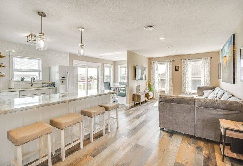 Bright Kitty Hawk Home W/ Hot Tub, Walk To Beach!