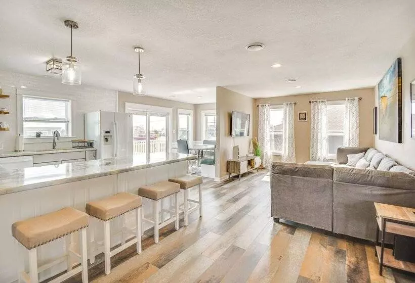 Bright Kitty Hawk Home W/ Hot Tub, Walk To Beach!