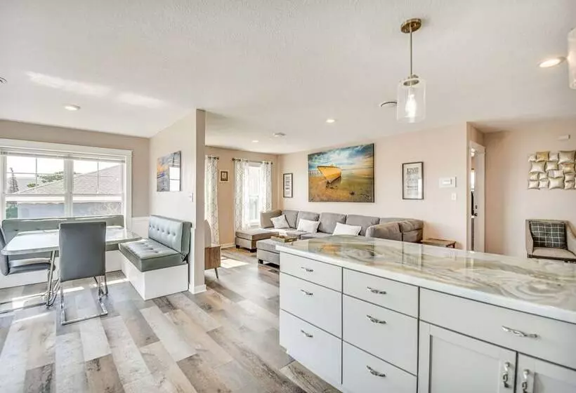 Bright Kitty Hawk Home W/ Hot Tub, Walk To Beach!