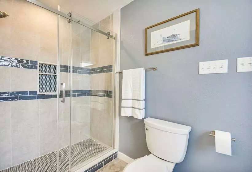 Bright Kitty Hawk Home W/ Hot Tub, Walk To Beach!