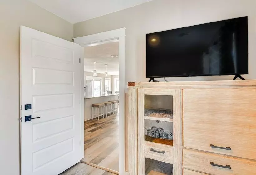 Bright Kitty Hawk Home W/ Hot Tub, Walk To Beach!