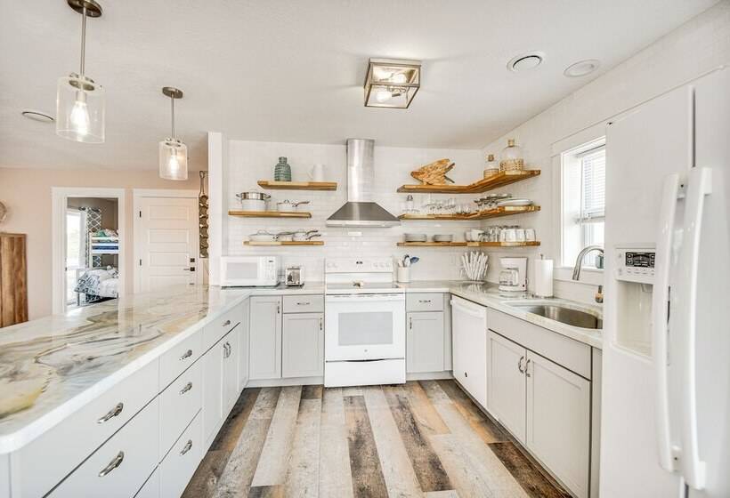 Bright Kitty Hawk Home W/ Hot Tub, Walk To Beach!