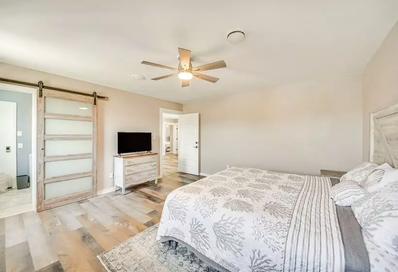 Bright Kitty Hawk Home W/ Hot Tub, Walk To Beach!