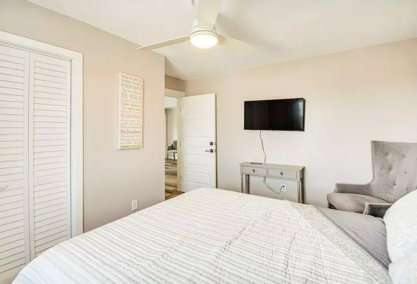 Bright Kitty Hawk Home W/ Hot Tub, Walk To Beach!