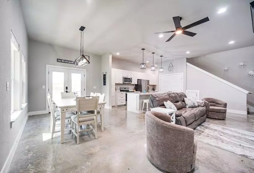 Canyon Lake Home W/ Private Deck: 5 Mi To Marina!