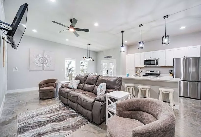 Canyon Lake Home W/ Private Deck: 5 Mi To Marina!