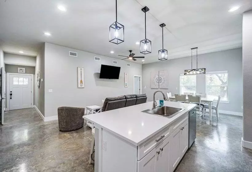Canyon Lake Home W/ Private Deck: 5 Mi To Marina!