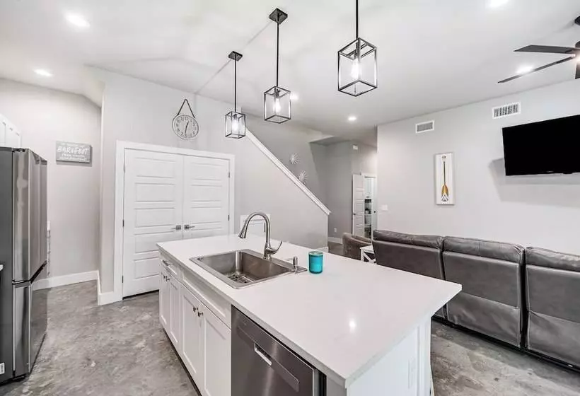 Canyon Lake Home W/ Private Deck: 5 Mi To Marina!