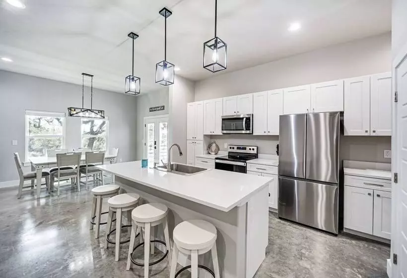Canyon Lake Home W/ Private Deck: 5 Mi To Marina!