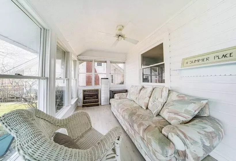 Coastal Lake Erie Cottage W/ Amazing Water Views!