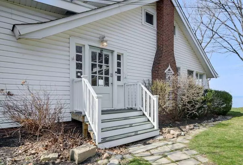 Coastal Lake Erie Cottage W/ Amazing Water Views!