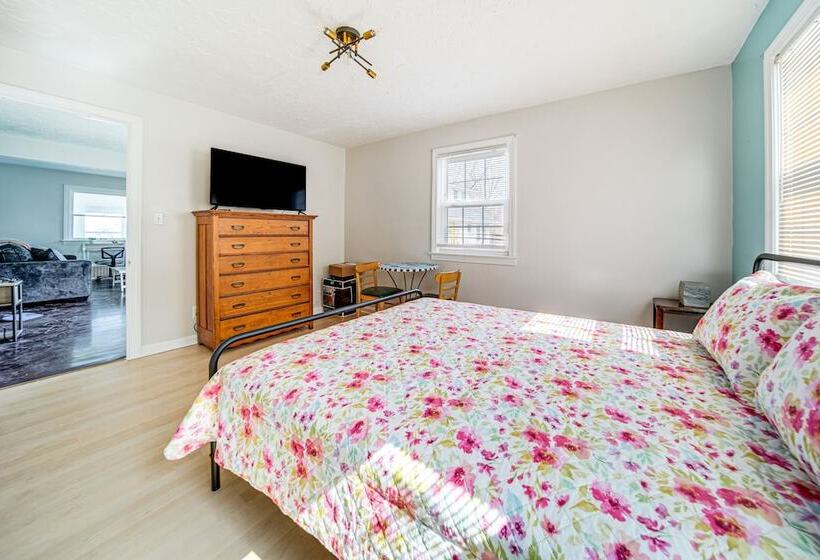 Coastal Lake Erie Cottage W/ Amazing Water Views!