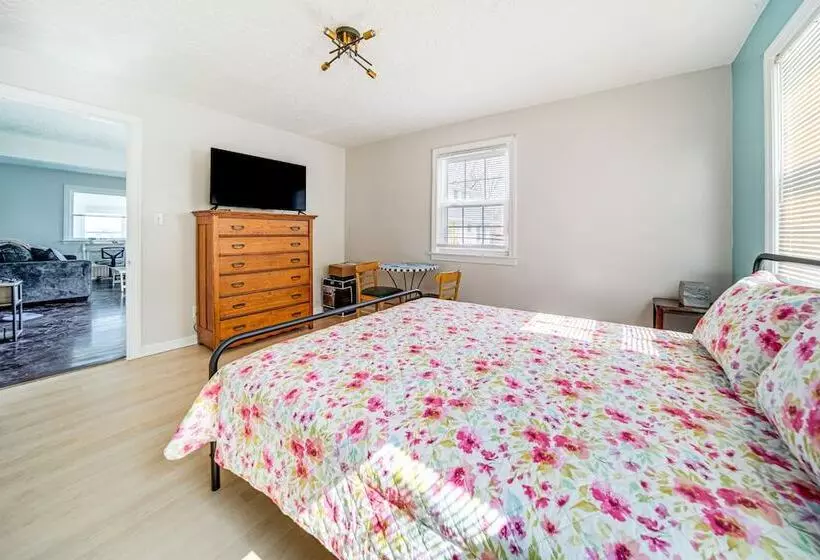 Coastal Lake Erie Cottage W/ Amazing Water Views!