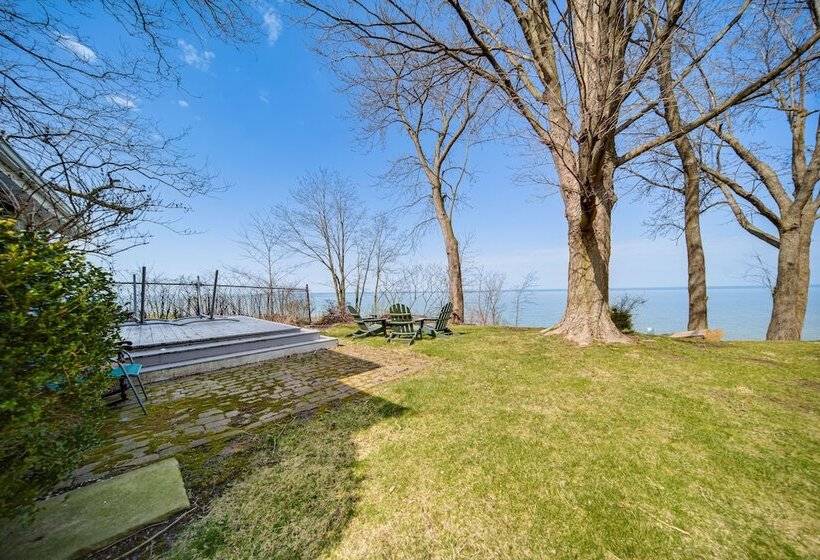 Coastal Lake Erie Cottage W/ Amazing Water Views!
