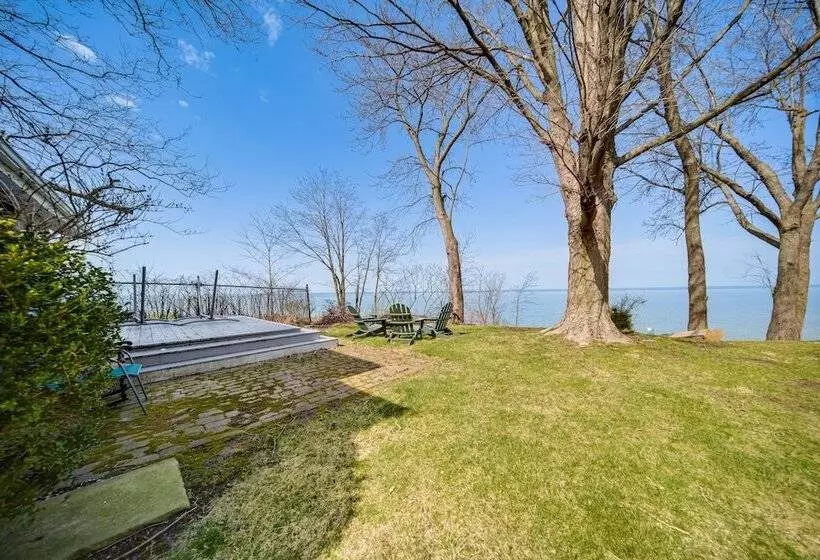 Coastal Lake Erie Cottage W/ Amazing Water Views!