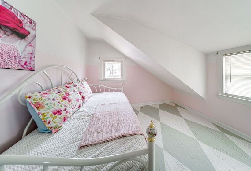 Coastal Lake Erie Cottage W/ Amazing Water Views!