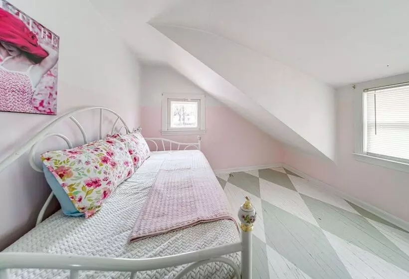 Coastal Lake Erie Cottage W/ Amazing Water Views!