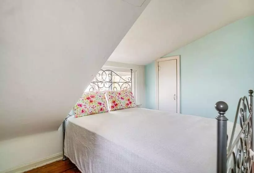 Coastal Lake Erie Cottage W/ Amazing Water Views!