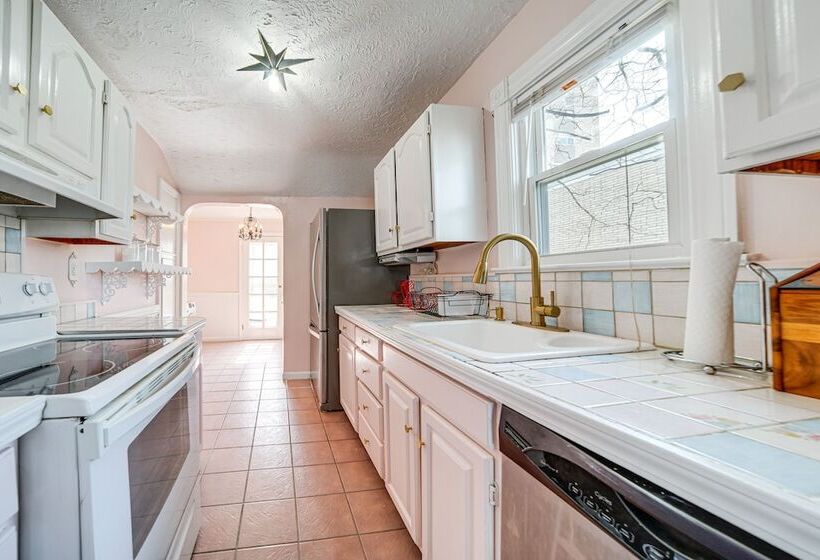 Coastal Lake Erie Cottage W/ Amazing Water Views!