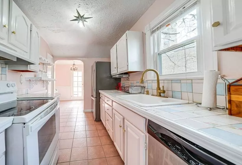 Coastal Lake Erie Cottage W/ Amazing Water Views!