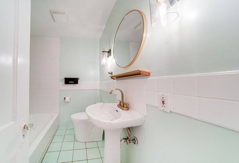 Coastal Lake Erie Cottage W/ Amazing Water Views!