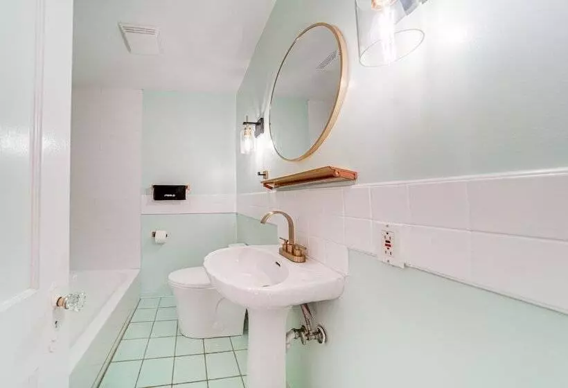 Coastal Lake Erie Cottage W/ Amazing Water Views!