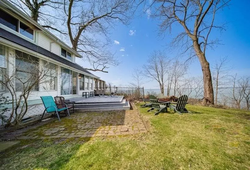 Coastal Lake Erie Cottage W/ Amazing Water Views!