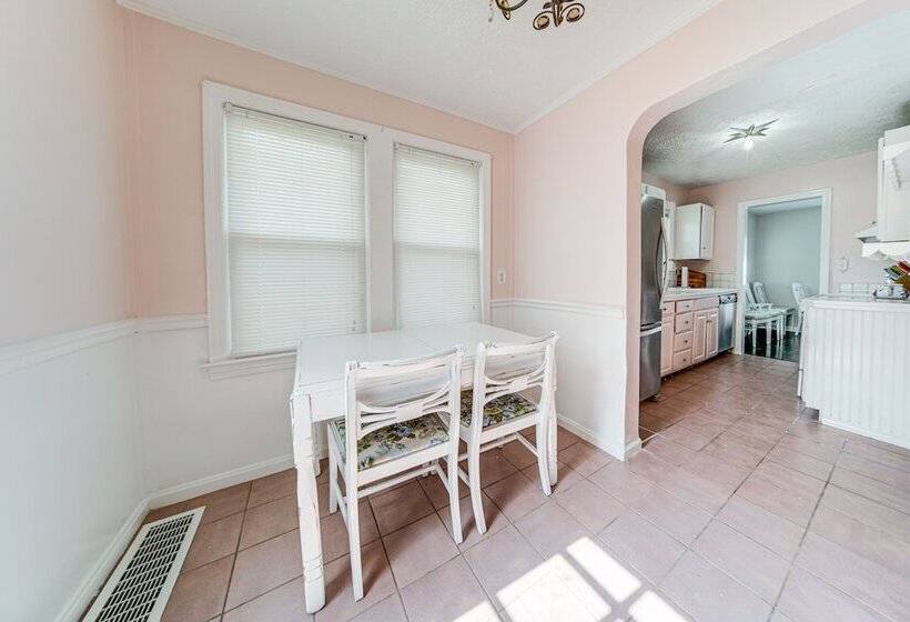 Coastal Lake Erie Cottage W/ Amazing Water Views!