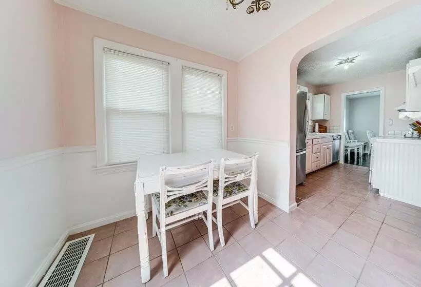 Coastal Lake Erie Cottage W/ Amazing Water Views!