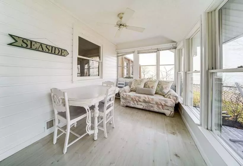 Coastal Lake Erie Cottage W/ Amazing Water Views!