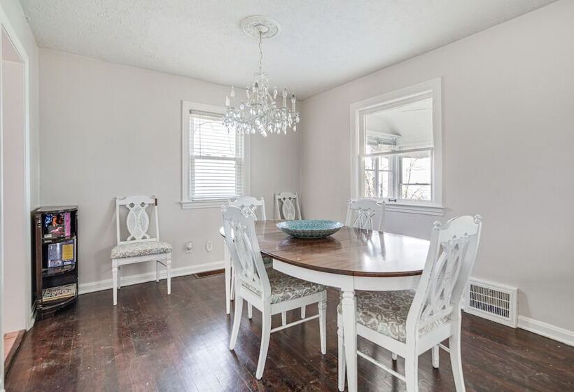 Coastal Lake Erie Cottage W/ Amazing Water Views!