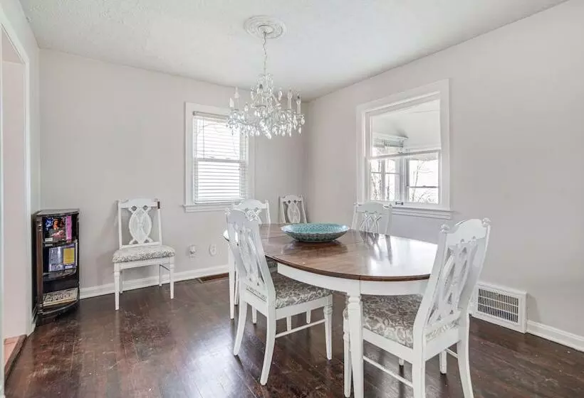 Coastal Lake Erie Cottage W/ Amazing Water Views!