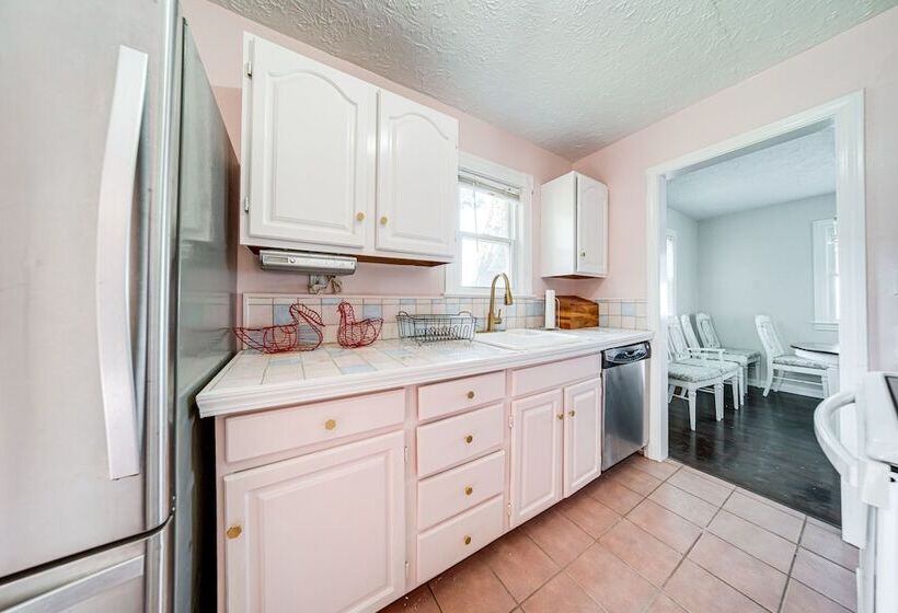 Coastal Lake Erie Cottage W/ Amazing Water Views!