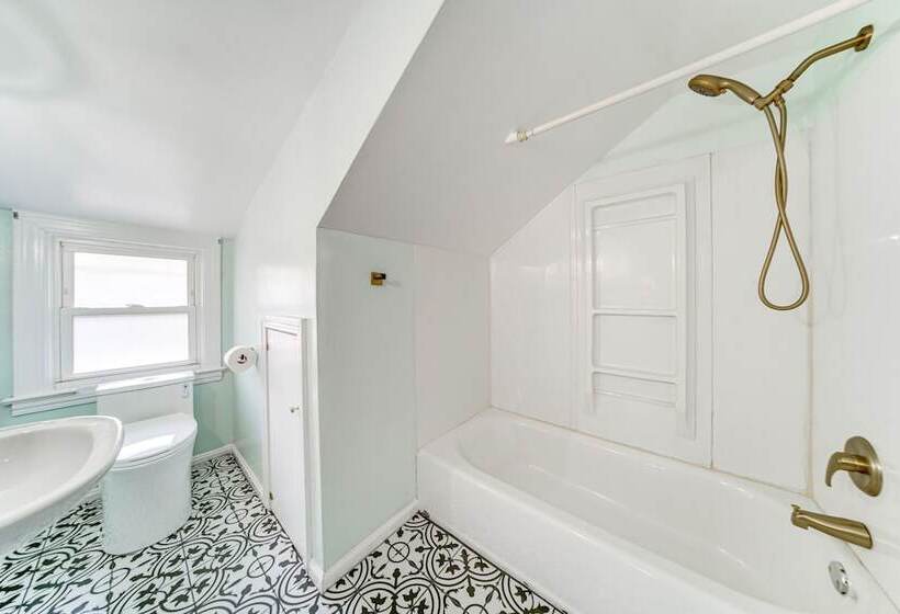 Coastal Lake Erie Cottage W/ Amazing Water Views!