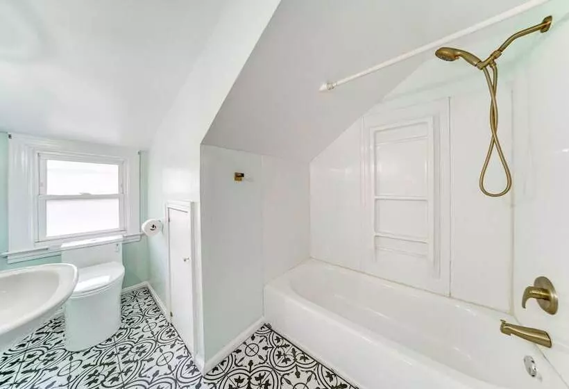 Coastal Lake Erie Cottage W/ Amazing Water Views!