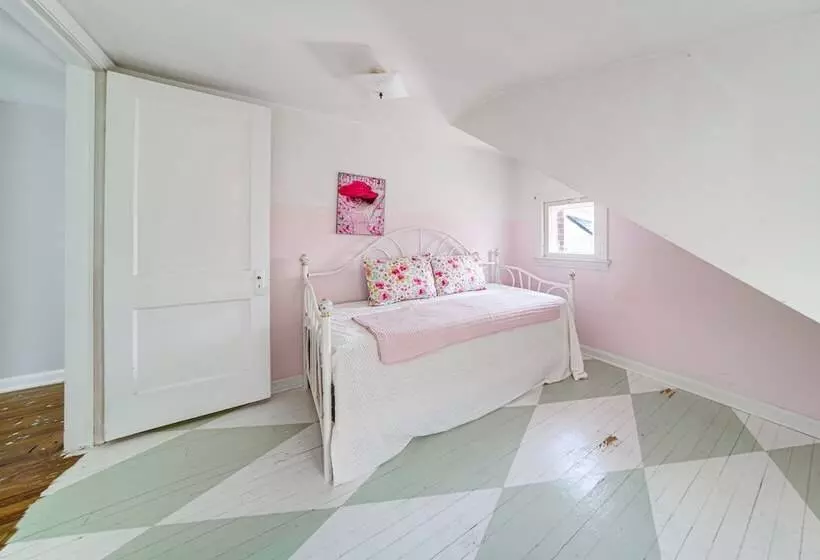 Coastal Lake Erie Cottage W/ Amazing Water Views!