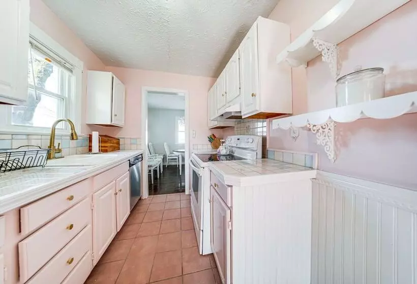 Coastal Lake Erie Cottage W/ Amazing Water Views!