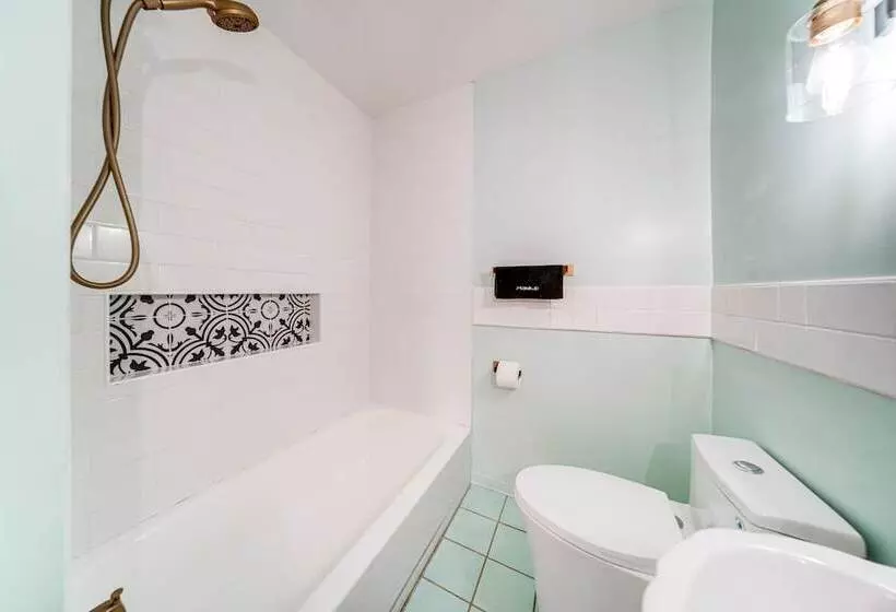 Coastal Lake Erie Cottage W/ Amazing Water Views!