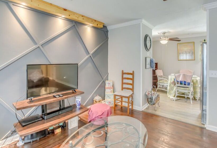 Cozy Marion Home: Fenced Yard, Near Downtown!